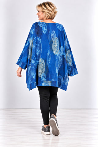 Oversize-Shirt in blau aus Feincord mit großem Kreismuster, geraffter Tasche und asymmetrischem Saum, Rückenteil