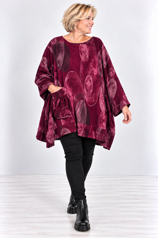 Oversize-Shirt in bordeaux aus Feincord mit großem Kreismuster, geraffter Tasche und asymmetrischem Saum