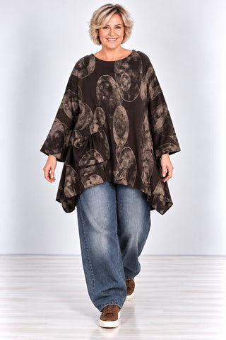 Oversize-Shirt in braun aus Feincord mit großem Kreismuster, geraffter Tasche und asymmetrischem Saum
