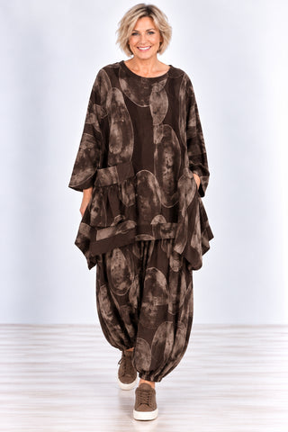 Oversize-Shirt in braun aus Feincord mit großem Kreismuster, geraffter Tasche und asymmetrischem Saum, mit passender Ballonhose