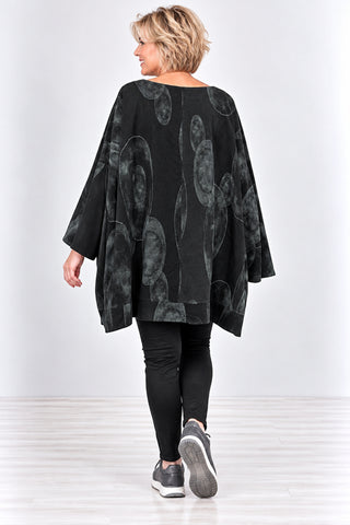 Oversize-Shirt in schwarz aus Feincord mit großem Kreismuster, geraffter Tasche und asymmetrischem Saum