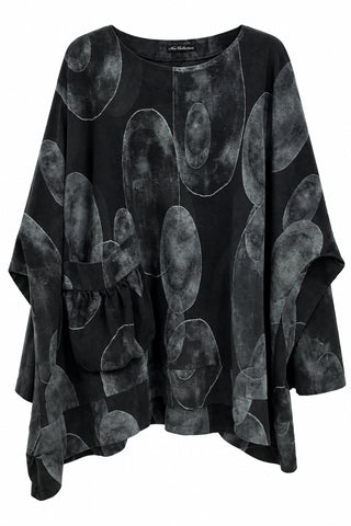 Oversize-Shirt in schwarz aus Feincord mit großem Kreismuster, geraffter Tasche und asymmetrischem Saum