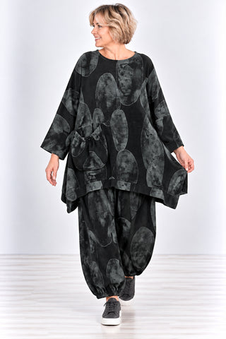 Oversize-Shirt in schwarz aus Feincord mit großem Kreismuster, geraffter Tasche und asymmetrischem Saum, mit passender Ballonhose