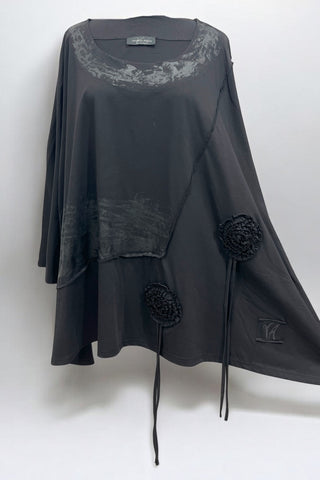 Oversize Shirt Stella von Vincenzo Allocca mit schwarzer Lack-Handbemalung und Rosetten-Applikationen im Vorderteil

