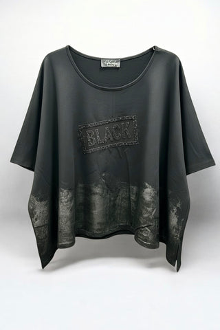 Shirt von Vincenzo Allocca aus Baumwoll-Jersey in weiter A-Form, handbemalt mit schwarzem Lack und Applikation im Vorderteil.