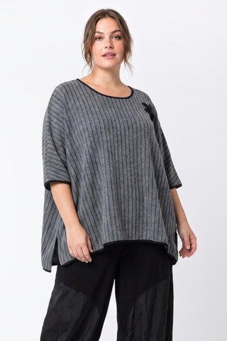 Kurzer kastiger Wollmix-Pullover mit Rosenapplikation am Ausschnitt und 3/4-Ärmeln – Plus Size Damenmode von Vincenzo Allocca