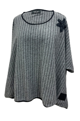 Kurzer kastiger Wollmix-Pullover mit Rosenapplikation am Ausschnitt und 3/4-Ärmeln – Plus Size Damenmode von Vincenzo Allocca