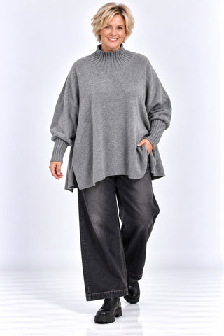 Damen Oversize Feinstrickpullover von Italy Moda in grau mit geripptem Stehkragen, kastigem Schnitt und langen Ärmeln am Curvy Model