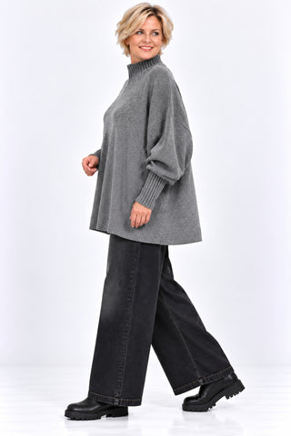 Damen Oversize Feinstrickpullover von Italy Moda in grau mit geripptem Stehkragen, kastigem Schnitt und langen Ärmeln am Curvy Model