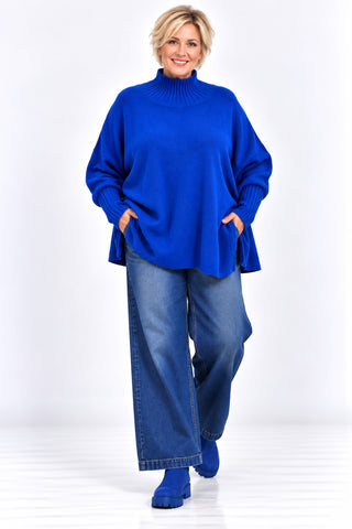 Damen Oversize Feinstrickpullover von Italy Moda in blau mit geripptem Stehkragen, kastigem Schnitt und langen Ärmeln am Curvy Model