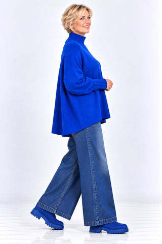 Damen Oversize Feinstrickpullover von Italy Moda in blau mit geripptem Stehkragen, kastigem Schnitt und langen Ärmeln am Curvy Model