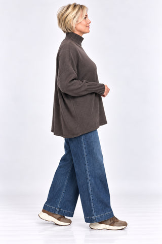 Damen Oversize Feinstrickpullover von Italy Moda in braun mit geripptem Stehkragen, kastigem Schnitt und langen Ärmeln am Curvy Model