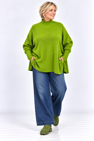Damen Oversize Feinstrickpullover von Italy Moda in grün mit geripptem Stehkragen, kastigem Schnitt und langen Ärmeln am Curvy Model
