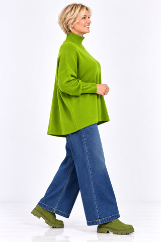 Damen Oversize Feinstrickpullover von Italy Moda in grün mit geripptem Stehkragen, kastigem Schnitt und langen Ärmeln am Curvy Model