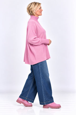 Damen Oversize Feinstrickpullover von Italy Moda in rosa mit geripptem Stehkragen, kastigem Schnitt und langen Ärmeln am Curvy Model