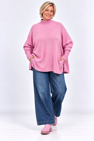 Damen Oversize Feinstrickpullover von Italy Moda in rosa mit geripptem Stehkragen, kastigem Schnitt und langen Ärmeln am Curvy Model