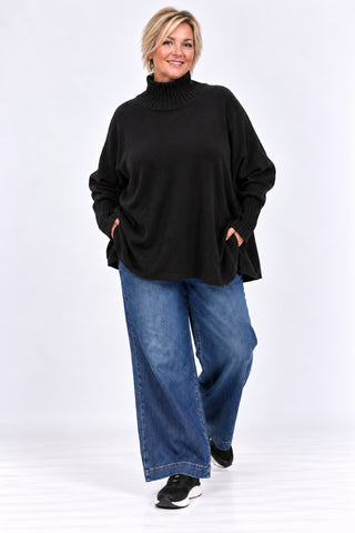 Damen Oversize Feinstrickpullover von Italy Moda in schwarz mit geripptem Stehkragen, kastigem Schnitt und langen Ärmeln am Curvy Model