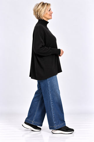 Damen Oversize Feinstrickpullover von Italy Moda in schwarz mit geripptem Stehkragen, kastigem Schnitt und langen Ärmeln am Curvy Model