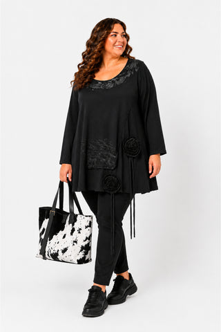Kleiner schwarz-weißer Shopper in Felloptik getragen von einem Curvy Model