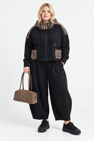 Taupefarbene Handtasche aus echtem Wildleder mit goldfarbenen Details