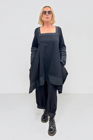 Avantgarde-Tunika von Vincenzo Allocca im Materialmix mit Memory-Stoff, Karree-Ausschnitt, Ärmeleinsätzen aus Memory-Stoff, weiter A-Form und seitlichen Einfasstaschen.