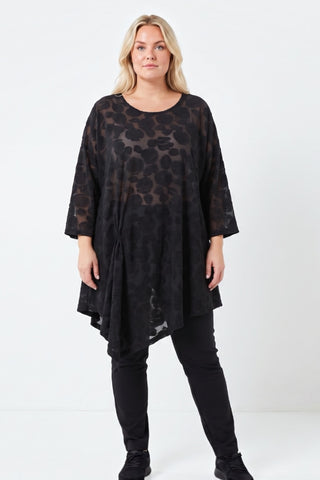 Vincenzo Allocca Plus Size Tunika aus Ausbrenner-Stoff mit Raffung im Vorderteil, asymmetrischem Schnitt und 3/4-Ärmeln – Damenmode in großen Größen.