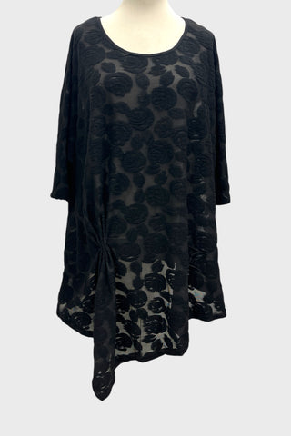 Vincenzo Allocca Plus Size Tunika aus Ausbrenner-Stoff mit Raffung im Vorderteil, asymmetrischem Schnitt und 3/4-Ärmeln – Damenmode in großen Größen.